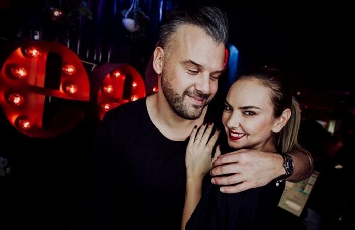 
    Roxana Ionescu e însărcinată. Ea şi iubitul ei vor deveni părinţi anul acesta  