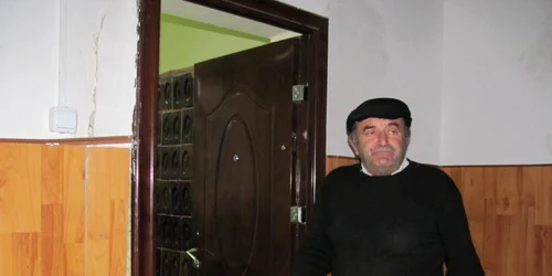 Profesorul arată cum elevii i-au distrus ușa clasei