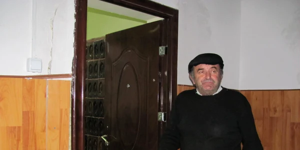 Profesorul arată cum elevii i-au distrus ușa clasei