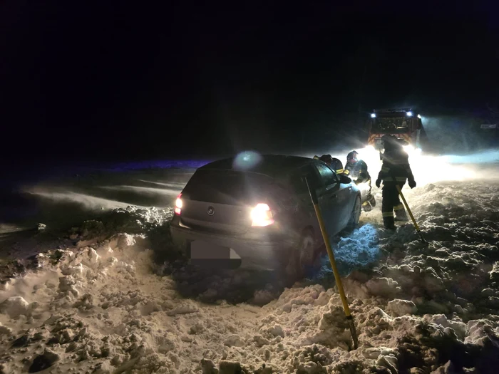 Mășină rămasă blocată în zăpadă Foto: ISU Botoșani 