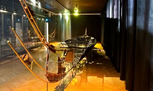 Barca Hjortspring, expusă la Muzeul Național al Danemarcei (© Knud Winckelmann / Wikimedia Commons)