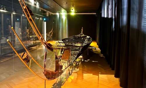 Barca Hjortspring, expusă la Muzeul Național al Danemarcei (© Knud Winckelmann / Wikimedia Commons)