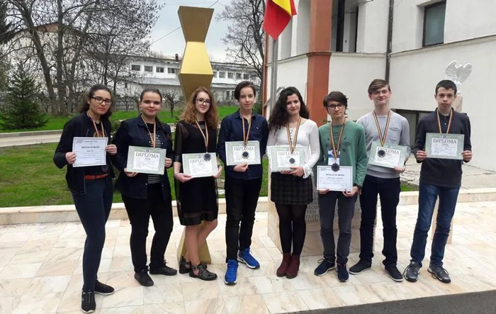 Alexandru Ionuţ Dobrin împreună cu câţiva dintre membrii echipei de Astronomie a României FOTO Arhiva personală