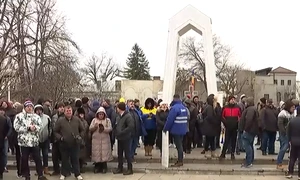 Peste 100 de angajați ai combinatului siderurgic din Galați au ieșit luni în stradă, protestând în fața Prefectura Galați FOTO: captură video TVR 