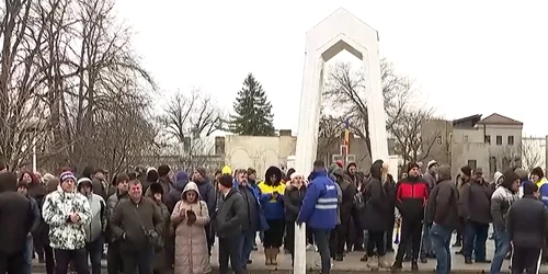 Peste 100 de angajați ai combinatului siderurgic din Galați au ieșit luni în stradă, protestând în fața Prefectura Galați FOTO: captură video TVR 