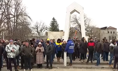 Peste 100 de angajați ai combinatului siderurgic din Galați au ieșit luni în stradă, protestând în fața Prefectura Galați FOTO: captură video TVR 