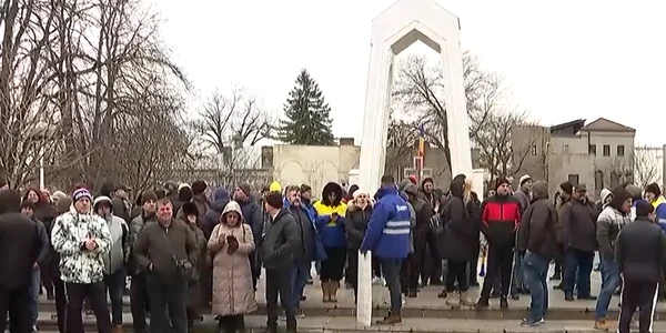 Peste 100 de angajați ai combinatului siderurgic din Galați au ieșit luni în stradă, protestând în fața Prefectura Galați FOTO: captură video TVR 
