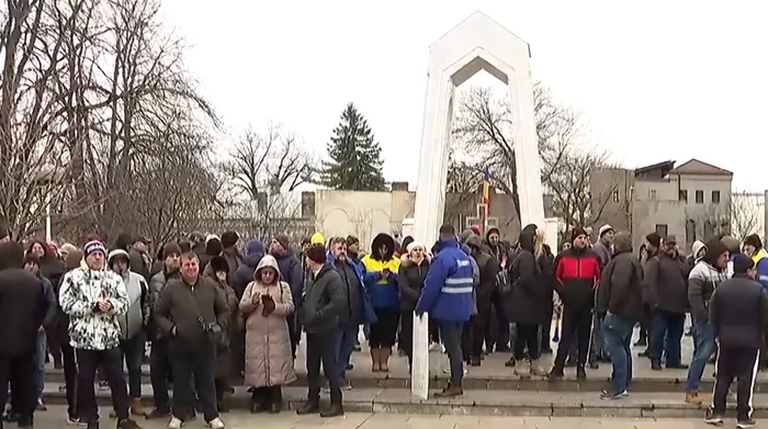 Peste 100 de angajați ai combinatului siderurgic din Galați protestează. FOTO: captură video TVR 