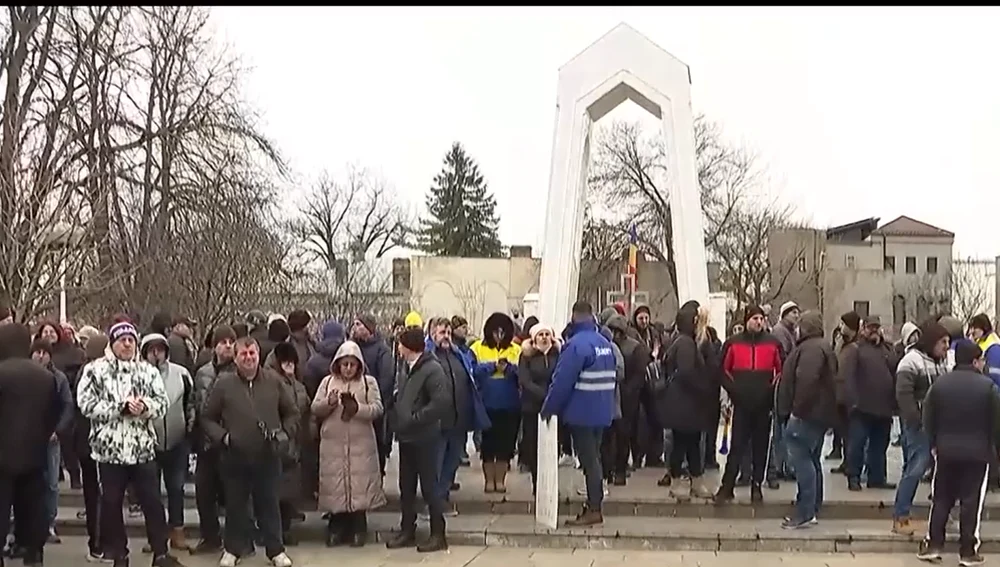 Protest la Galați. Angajații combinatului siderurgic au ieșit din nou în stradă, nemulțumiți că nu și-au primit banii din octombrie