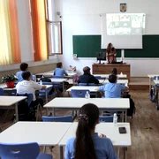 Prima oră s a ținut cu jumătate din elevi la clasă, jumătate acasă, online  Toți s au auzit și s au văzut între ei jpeg