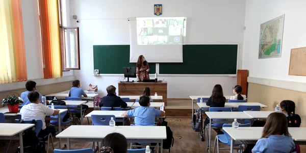 Prima oră s a ținut cu jumătate din elevi la clasă, jumătate acasă, online  Toți s au auzit și s au văzut între ei jpeg