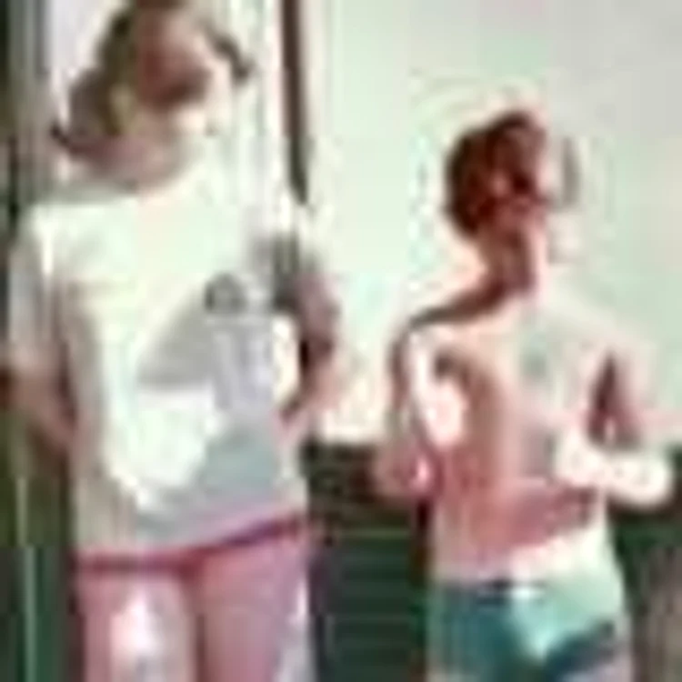 Actorul, la 11 ani, cu sora sa, într-o vacanţă la mare