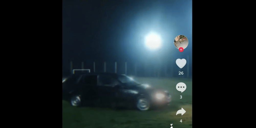 Drifturi într-un parc din Răcari. Șoferul teribilist a distrus un spațiu de recreere VIDEO