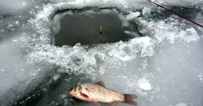 Grosimea gheţii trebuie verificată cu mare atenţie FOTO Arhivă