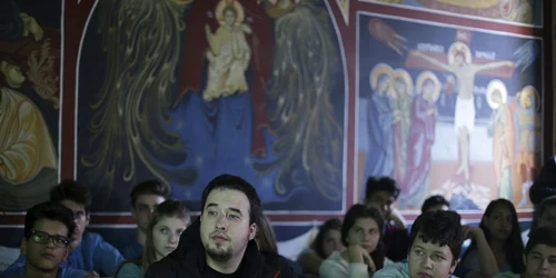 Ora deschisă de religie la Şcoala Gimnazială Maica Domnului acolo unde a fost invitat unul dintre supravieţuitorii tragediei din Clubul Colectiv Liviu Popescu pentru a discuta cu elevii şi pentru a fi prezentată expoziţia de icoane pe lemn cu chipul