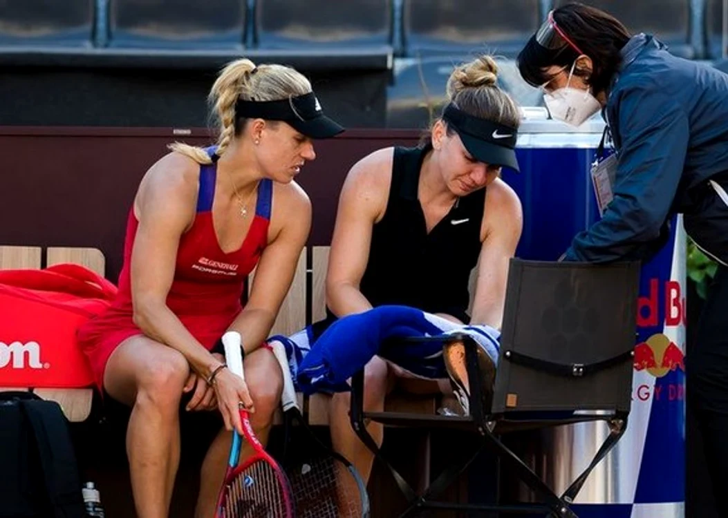 
    Simona Halep a ieșit ajutată de pe terenFOTO: Profimedia  