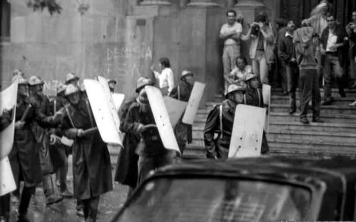 Forţele de Poliţie în confuntări cu manifestanţii (1990)