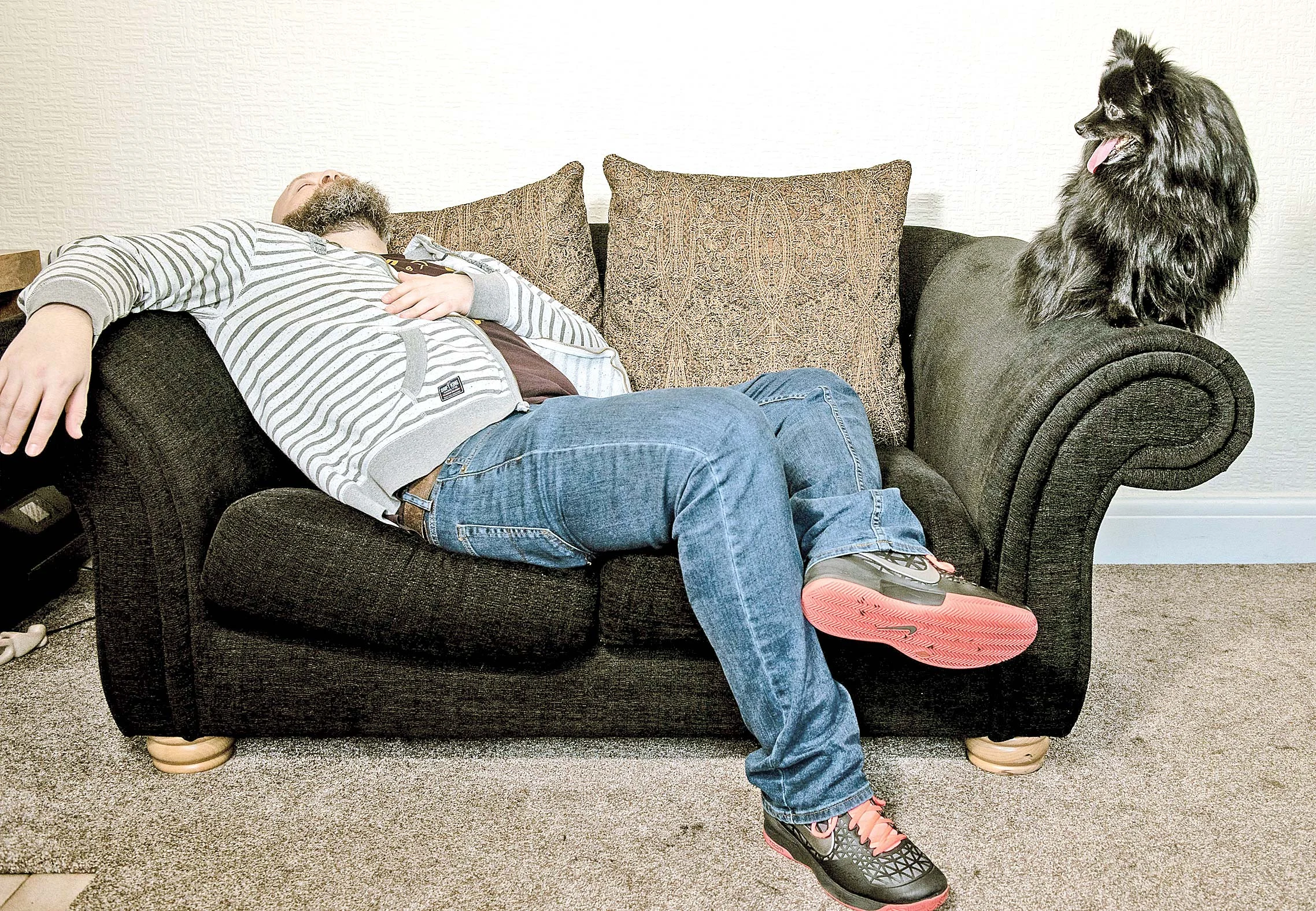 Un bărbat a fost concediat pentru că a adormit la birou. Decizia, răsturnată complet în instanță