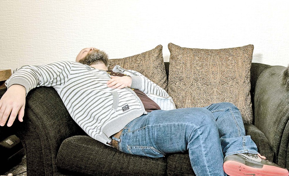 Un bărbat a fost concediat pentru că a adormit la birou. Decizia, răsturnată complet în instanță