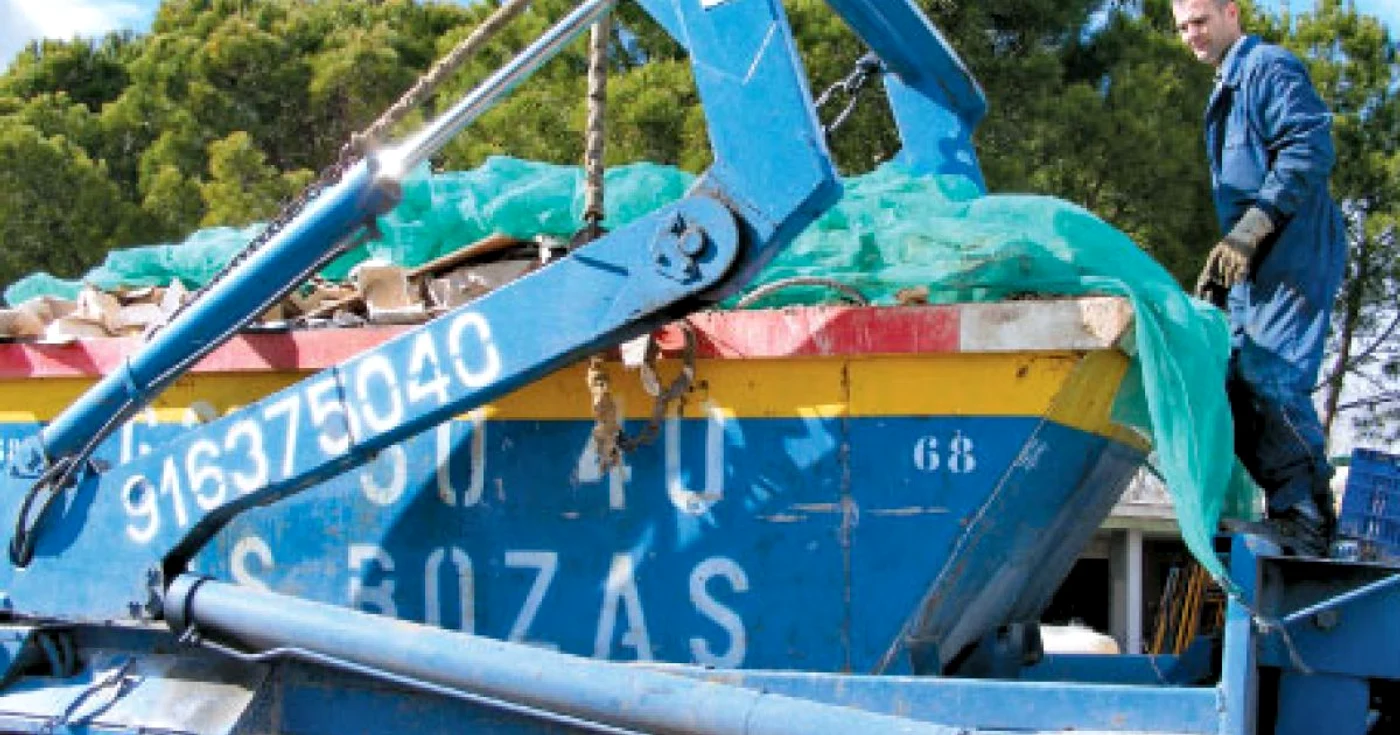 Marius Tănase este obligat să acopere containerul pentru deşeuri de fiecare dată când iese pe străzile Madridului