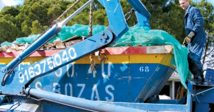 Marius Tănase este obligat să acopere containerul pentru deşeuri de fiecare dată când iese pe străzile Madridului