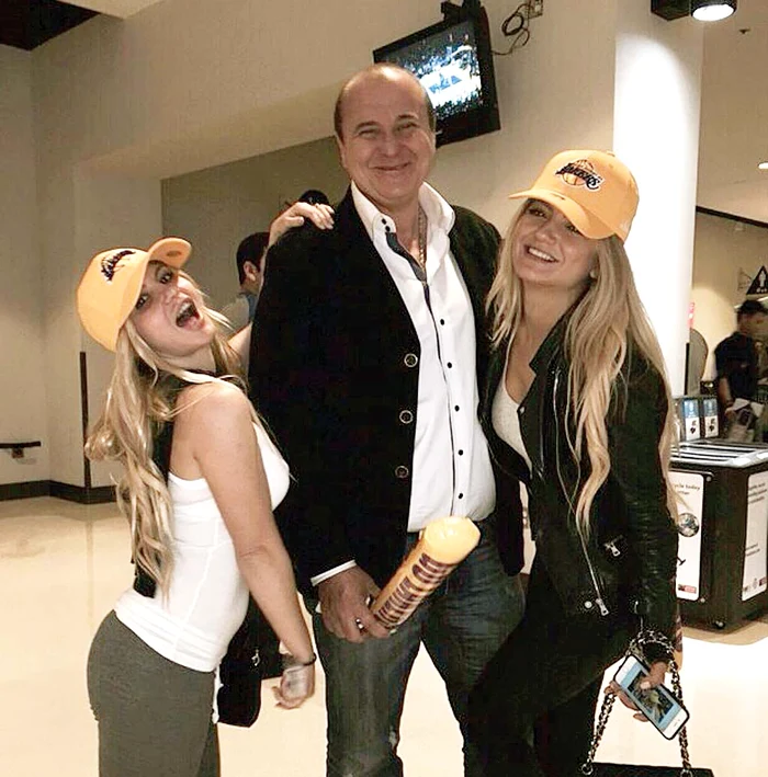 
    Nick Rădoi se ţine de  glume şi şi-a pus bagheta  gonflabilă în dreptul şliţuluifoto: arhivă personală  