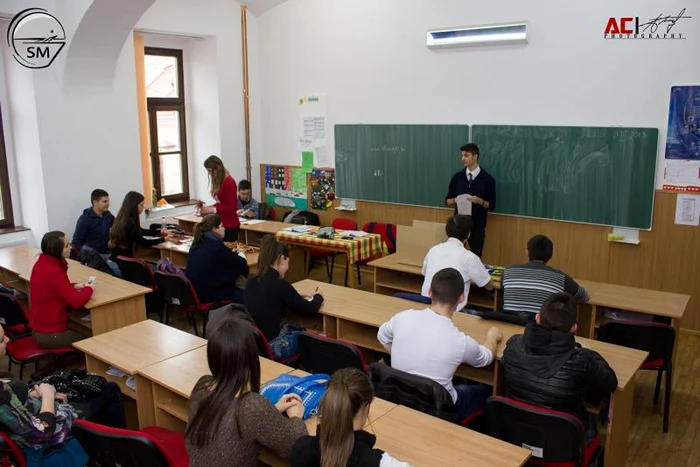 Consiliul Judeţean al Elevilor Satu Mare s-au întrunit ieri în incinta Colegiului Naţional „Ioan Slavici“ într-o adunare generală extraordinară