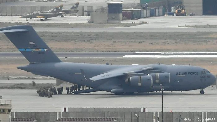 Militarii americani sunt evacuaţi de un avion al US Air Force pe aeroportul din Kabul