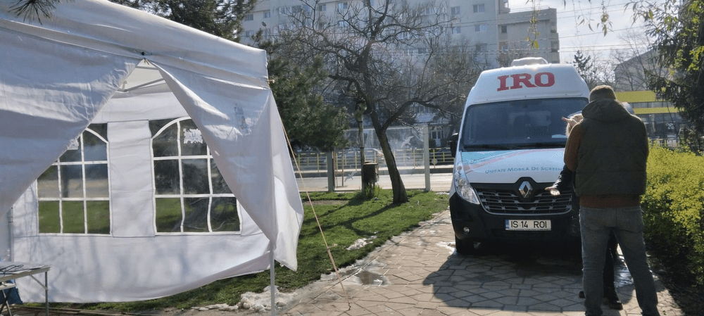 Campanie pentru combaterea cancerului de col uterin în cartierele Iaşiului. Echipele medicale, prezente printre ieşeni