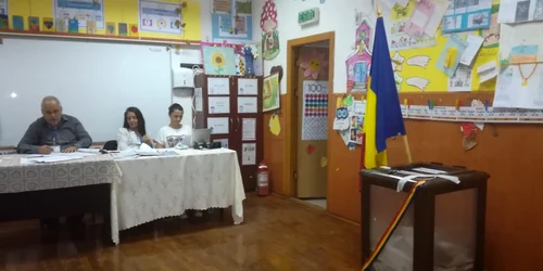 Secţie de vot în Şcoala nr 5 din Râmnicu Vâlcea Foto Daciana Stoica