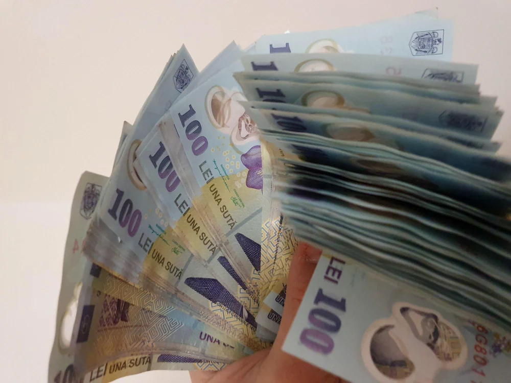 Teanc de bancnote de 100 de ron