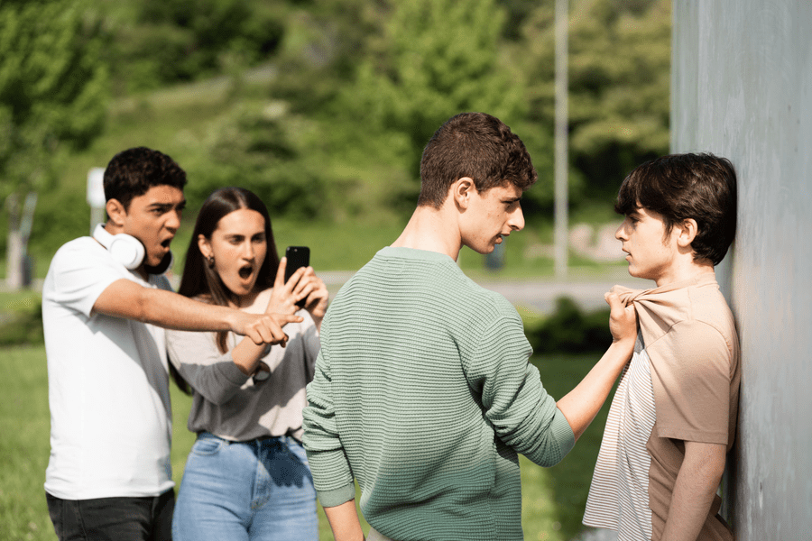 Un elev român din doi este victima bullying-ului. Peste 80% dintre elevi, martori la amenințări în școală