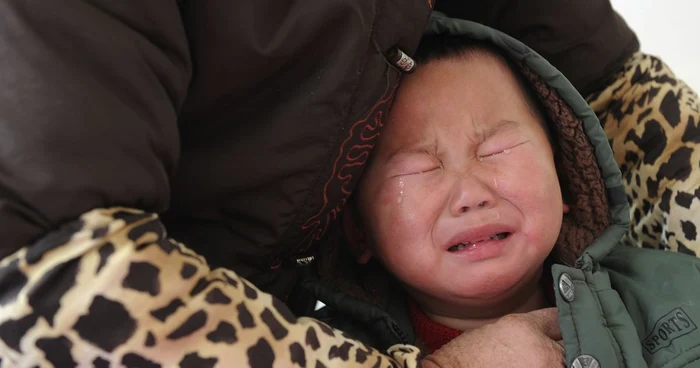 Un copil diagnosticat cu prea mult plumb în sânge este tratat la spitalul din Hefei, provincia chineză Anhui. Peste 200 de copii chinezi au fost otrăviţi cu plumb din cauza deşeurilor deversate de o uzină producătoare de baterii din apropiere.