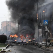 Un avion privat s-a prăbuşit peste o clădire din Milano. Foto EPA-EFE