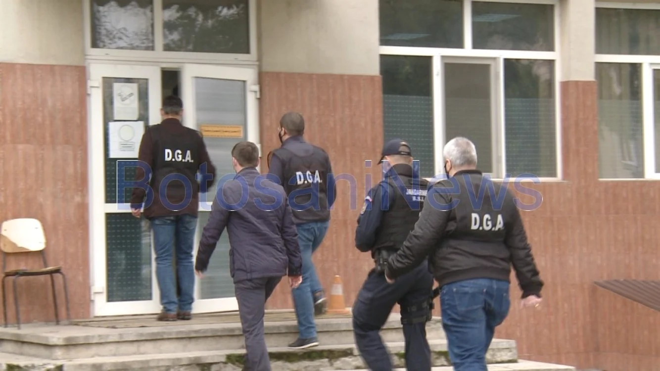 Poliţiştii au fost reţinuţi după o acţiune a DNA şi DGA FOTO botosaninews.ro