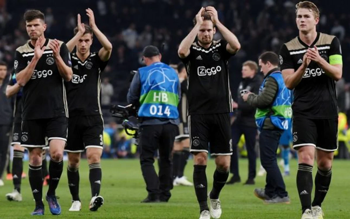 De Ligt (dreapta) şi-a condus echipa spre o nouă victorie uriaşă. FOTO: EPA - EFE