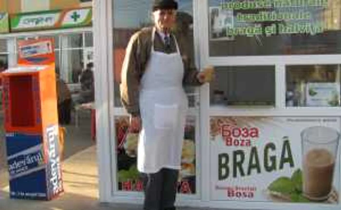 Bătrânul şi-a amenajat un loc special unde vinde bragă