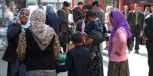 Femei de etnie rroma în Piaţa Centrală din Râmnic