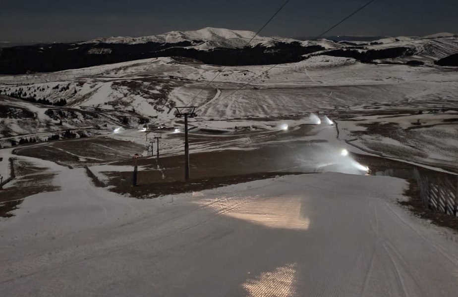 Patru pârtii de altitudine, deschise turiștilor, în domeniul schiabil Sinaia. Sfatul salvamontiștilor: „Nu ieșiți din pârtiile balizate ”