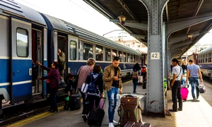 tren cfr calatori gara de nord vara foto shutterstock