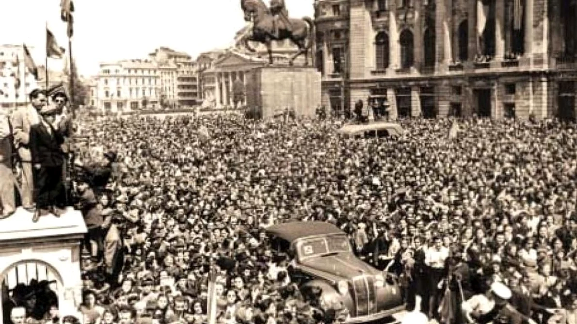 8 Noiembrie: Are loc manifestația anticomunistă din Piața Palatului Regal, prilejuită de ziua onomastică a regelui Mihai I jpeg