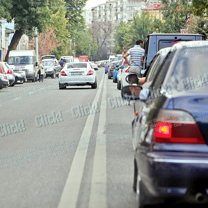 Restul şoferilor aşteaptă, resemnaţi sau nervoşi.  Blonda e deja departe...