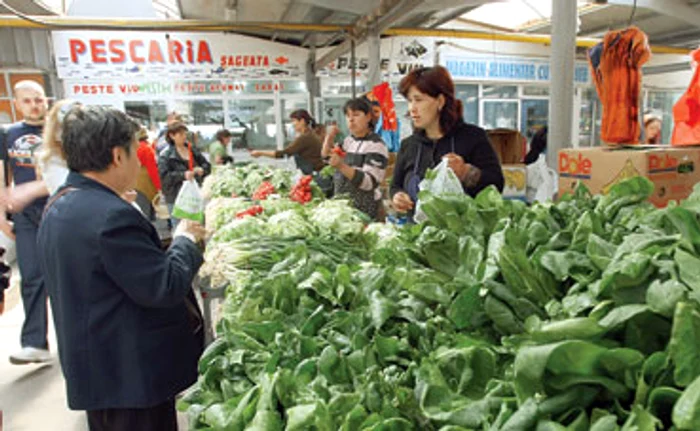 
    Tarabele din piaţă s-au umplut cu salată, spanac şi alte trufandale  
