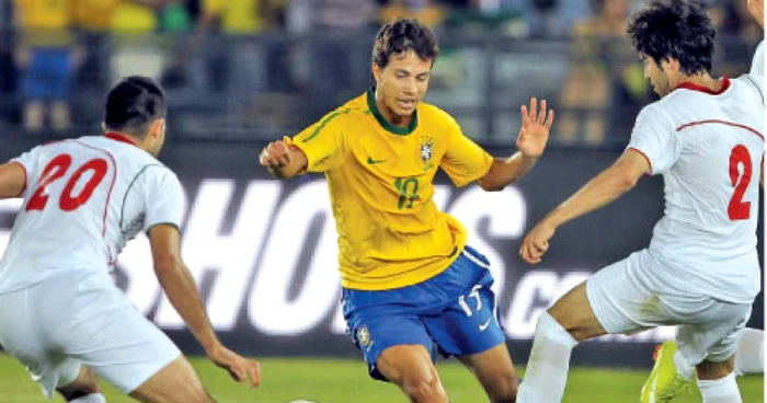 Nilmar (centru) a marcat ultimul gol al Braziliei 