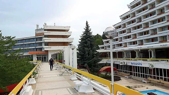 Clădirile sunt în ruină și miros a mucegai