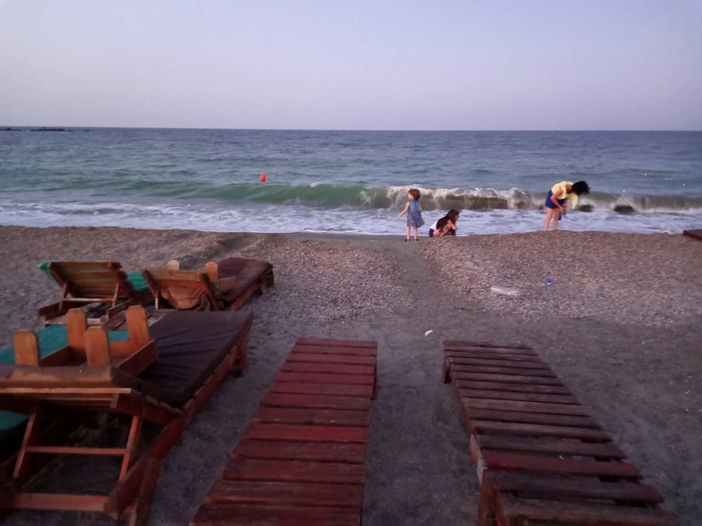 Operatorii de plajă din Mamaia au ocupat spaţiul de lângă apă FOTO Mariana Iancu