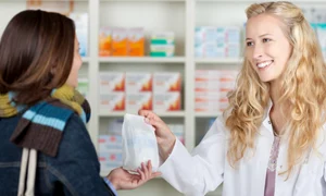 Farmacist pacient Shutterstock 1920x1080 png