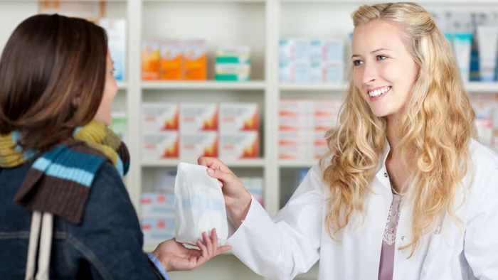 Farmacist pacient Shutterstock 1920x1080 png