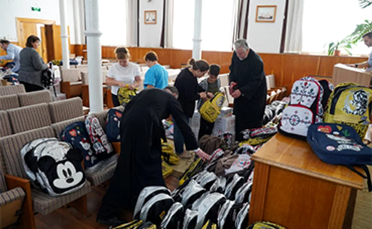 
    Puştii, încântaţi: au ghiozdane noi, primite de la Arhiepiscopia Dunării de JosFoto: adevarul.ro  