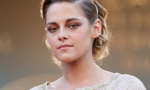 Kristen Stewart stinge țigările pe podea, pe noptieră, pe masă și în ghiveciul cu flori jpeg
